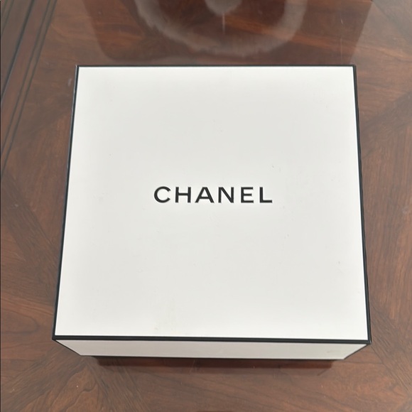 CHANEL No. 5 Perfume in Elegant Box - Picture 5 of 5